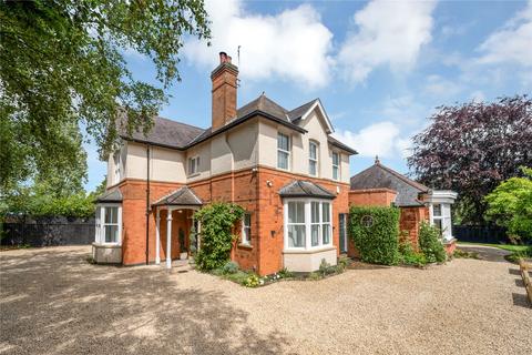 4 bed property, in Lutterworth Road, £875,000
