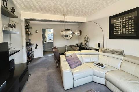 2 bed property, in St. Albans Terrace, £160,000