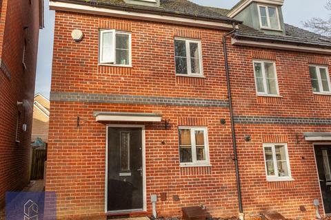 3 bed property, in Dr Torrens Way, £260,000