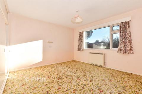 2 bed property, in Grasmere Avenue, £320,000