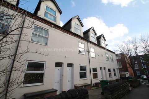 6 bed property, in Frederick Grove, £370,000