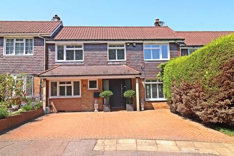 3 bed property, in Mead Way, £650,000