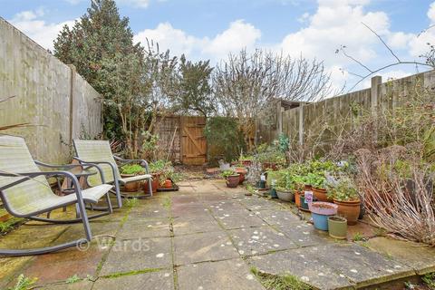 2 bed property, in Yew Tree Gardens, £200,000
