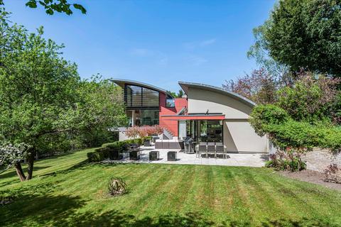 5 bed property, in Newnham Hill, £2,495,000