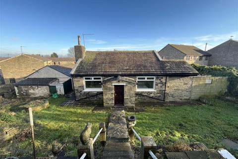 3 bed property, in Woodside Road, £300,000