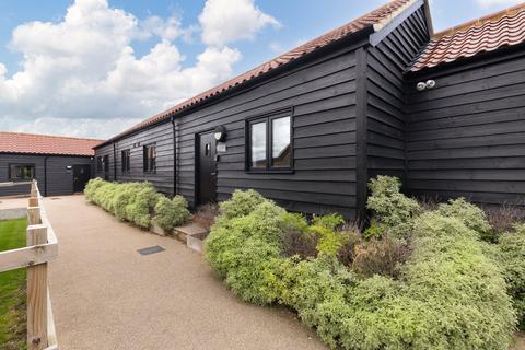 2 bed property, in Pringle Way, £230,000