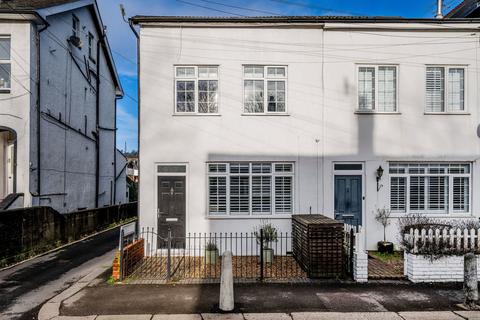 3 bed property, in Holmesdale Road, £675,000