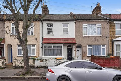 2 bed property, in Holbrook Road, £450,000