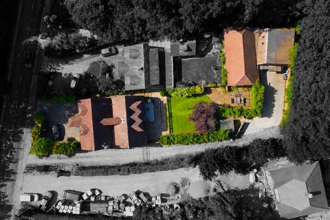 5 bed property, in Turners Hill Road, £995,000