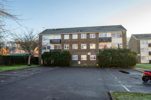 1 bed property, in Crombie Close, £120,000