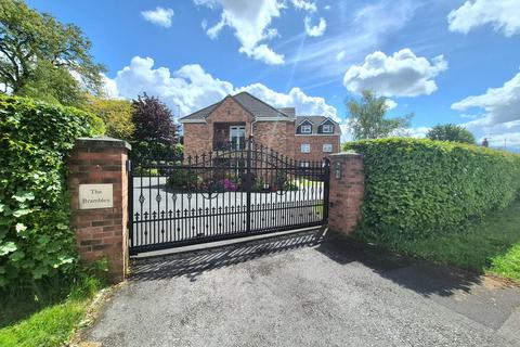 2 bed property, in Astbury Lane Ends, £200,000