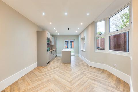 4 bed property, in Elm Road, £660,000
