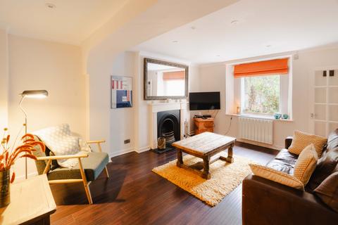1 bed property, in Fremantle Square, £325,000