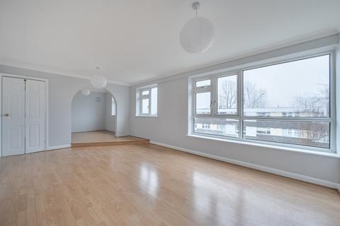 2 bed property, in Albany Gardens, £190,000