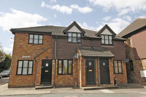 1 bed property, in Byfleet, £200,000