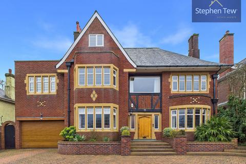 5 bed property, in North Park Drive, £1,000,000