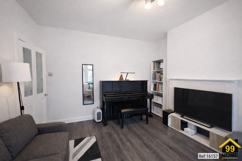 2 bed property, in Christchurch Avenue, £359,000