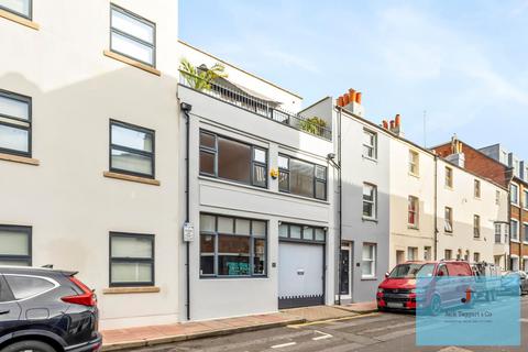 2 bed property, in Castle Street, £1,000,000