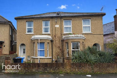 1 bed property, in North Town Road, £200,000