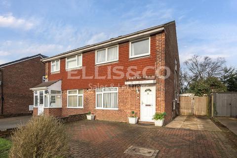 3 bed property, in Rivington Crescent, £500,000