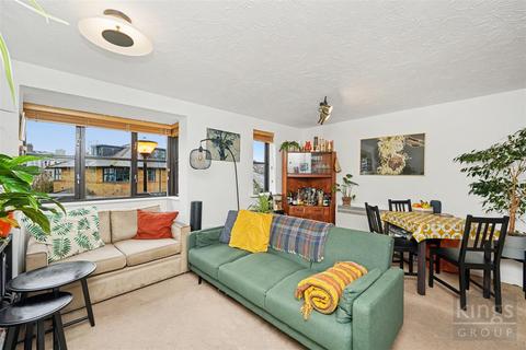 2 bed property, in Creighton Road, £305,000