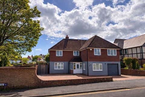 5 bed property, in Wellfield Road, £780,000