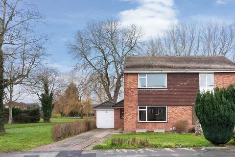 2 bed property, in Laburnum Close, £235,000