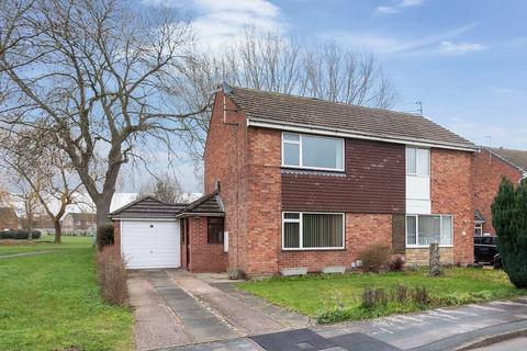 2 bed property, in Laburnum Close, £235,000