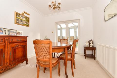 3 bed property, in Sandown Road, £450,000
