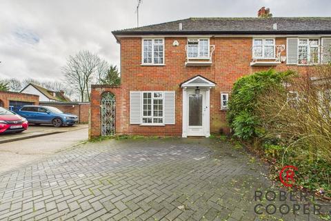 2 bed property, in The Sigers, £525,000