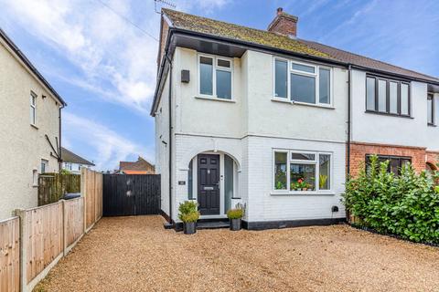 4 bed property, in Byfleet, £600,000