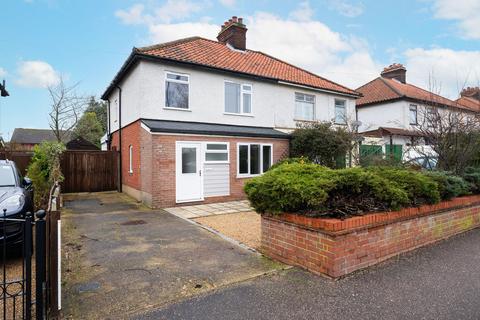 3 bed property, in St. Clements Hill, £325,000