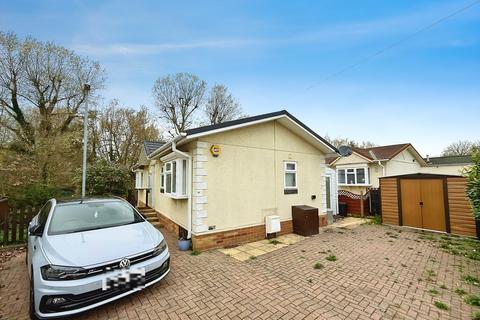 2 bed property, in Thorney Mill Road, £260,000