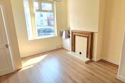2 bed property, in Fourth Avenue, £115,000