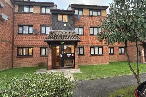 2 bed property, in Gatting Close, £285,000