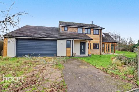 3 bed property, in St Andrews Close, £360,000
