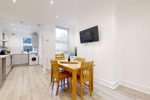 4 bed property, in Queens Road, £240,000