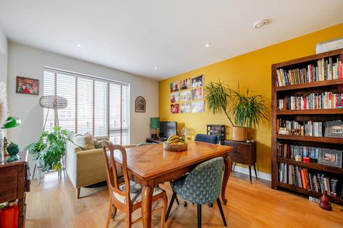 1 bed property, in Peartree Way, £375,000