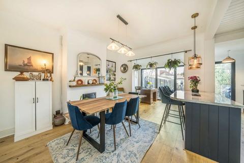 3 bed property, in Strathyre Avenue, £550,000