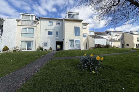 2 bed property, in Ffordd Glyder, £110,000