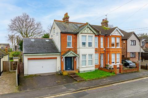 4 bed property, in Gladstone Road, £600,000