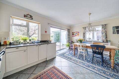 4 bed property, in Walton On Thames, £650,000