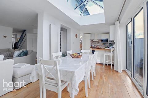 5 bed property, in Alverstone Road, £1,200,000