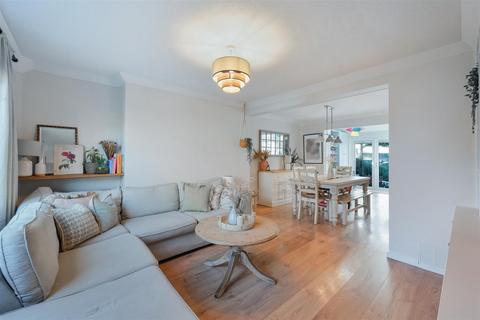 3 bed property, in Radstock Way, £330,000