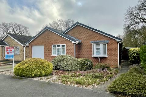 2 bed property, in Heather Close, £315,000