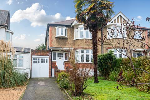 3 bed property, in Torrington Park, £900,000