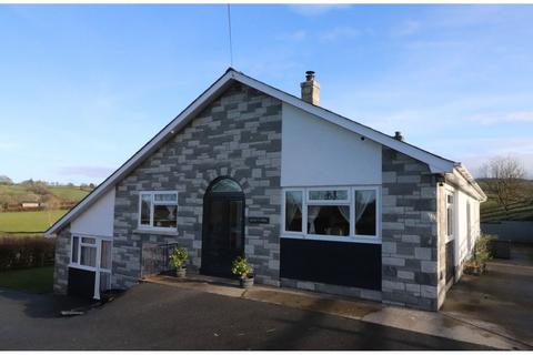 4 bed property, in Gwyddgrug, £375,000