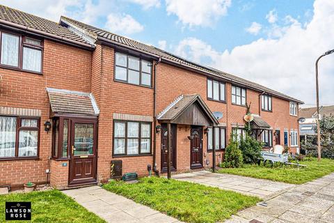 2 bed property, in Blenheim Court, £220,000
