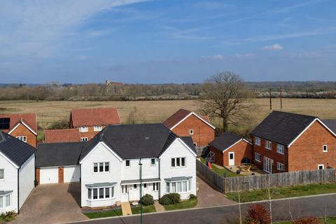 3 bed property, in Iden Hurst, £485,000