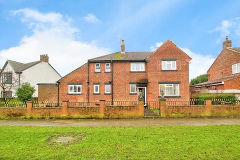 5 bed property, in Woodhouse Lane, £250,000